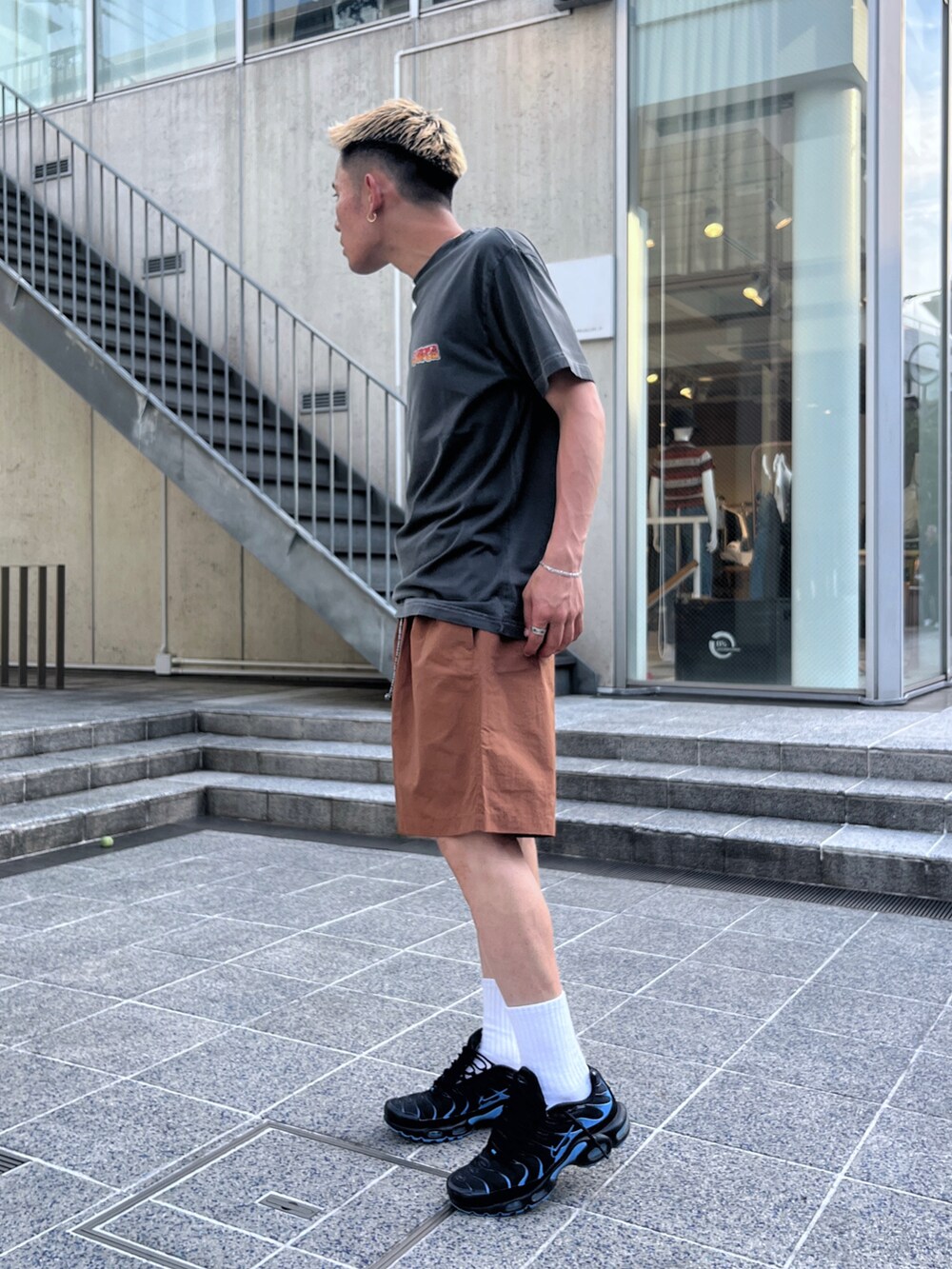 ブラック系のTシャツ/カットソー、ブラウン系のその他パンツを着用したメンズの夏コーディネートの5枚目の写真