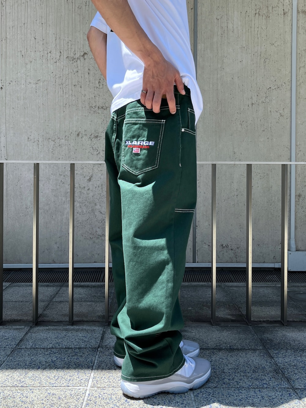 ブラック系のTシャツ/カットソー、ブラック系のその他パンツを着用したメンズの夏コーディネートの5枚目の写真