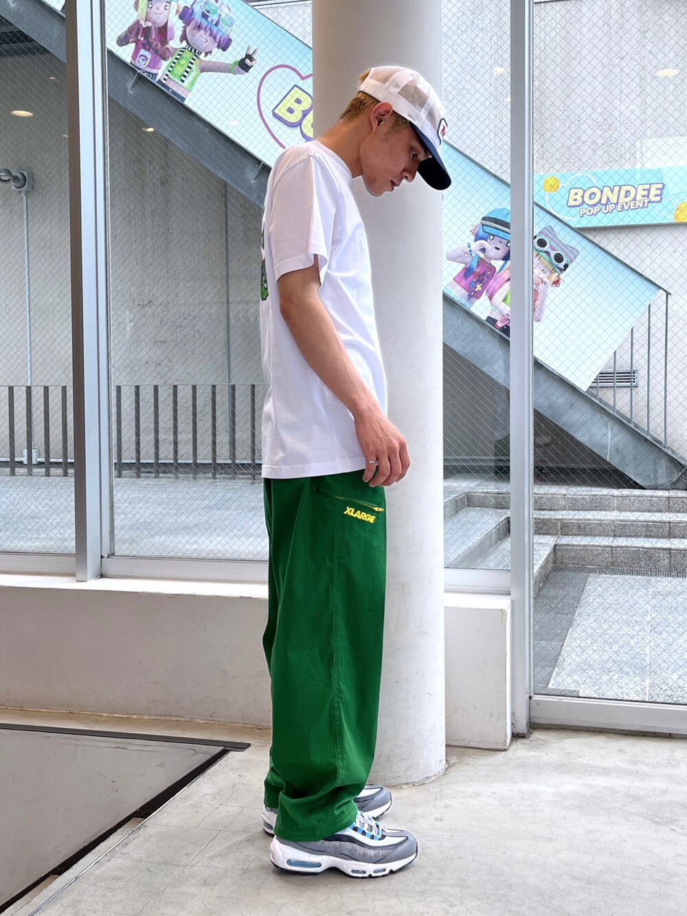 ホワイト系のTシャツ/カットソー、グリーン系のその他パンツ、ホワイト系のキャップを着用したメンズの春コーディネートの3枚目の写真