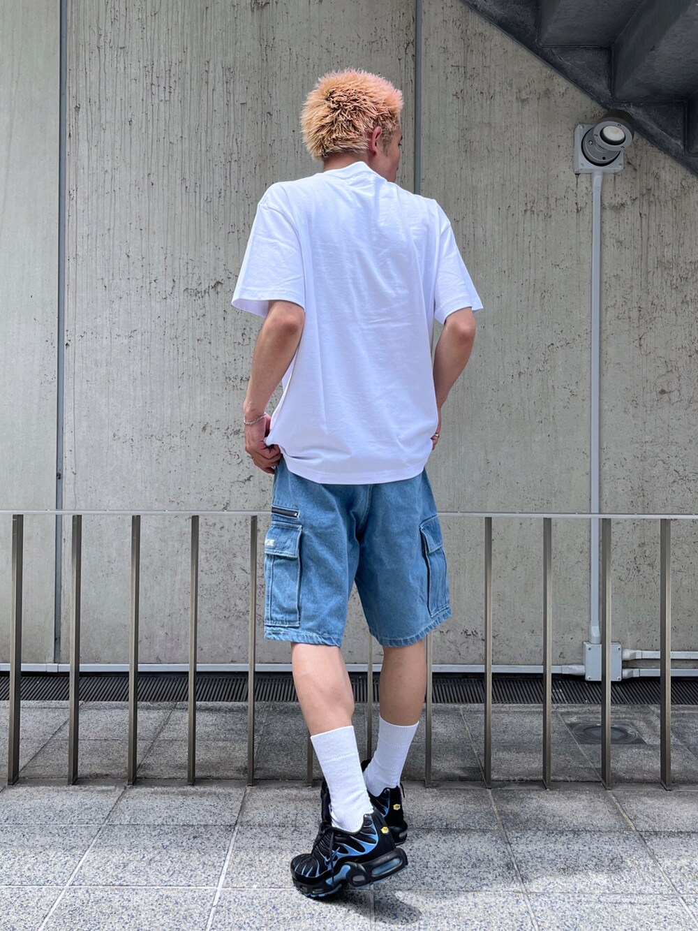 ホワイト系のTシャツ/カットソー、ブルー系のデニムパンツを着用したメンズの夏コーディネートの4枚目の写真