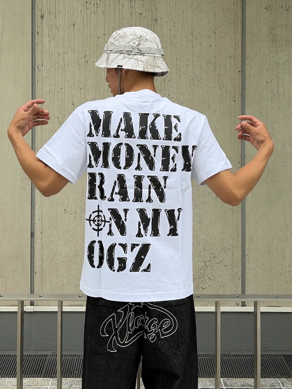 ホワイト系のTシャツ/カットソー、ブラック系のデニムパンツ、その他のハットを着用したメンズの夏コーディネートの7枚目の写真