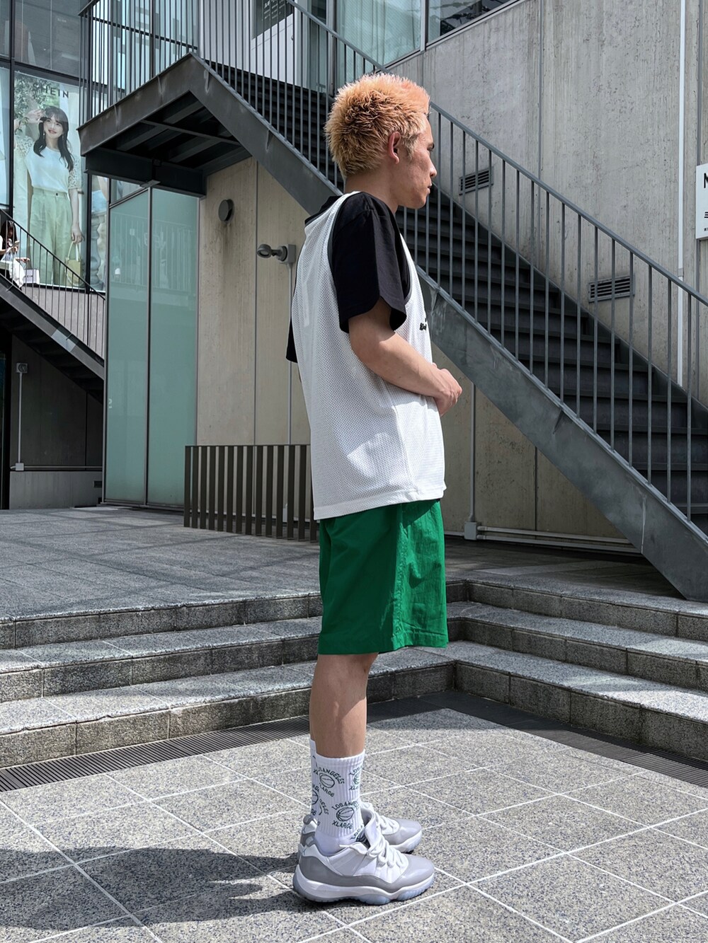 ホワイト系のTシャツ/カットソー、ブラック系のTシャツ/カットソー、ブラウン系のその他パンツを着用したメンズの夏コーディネートの5枚目の写真