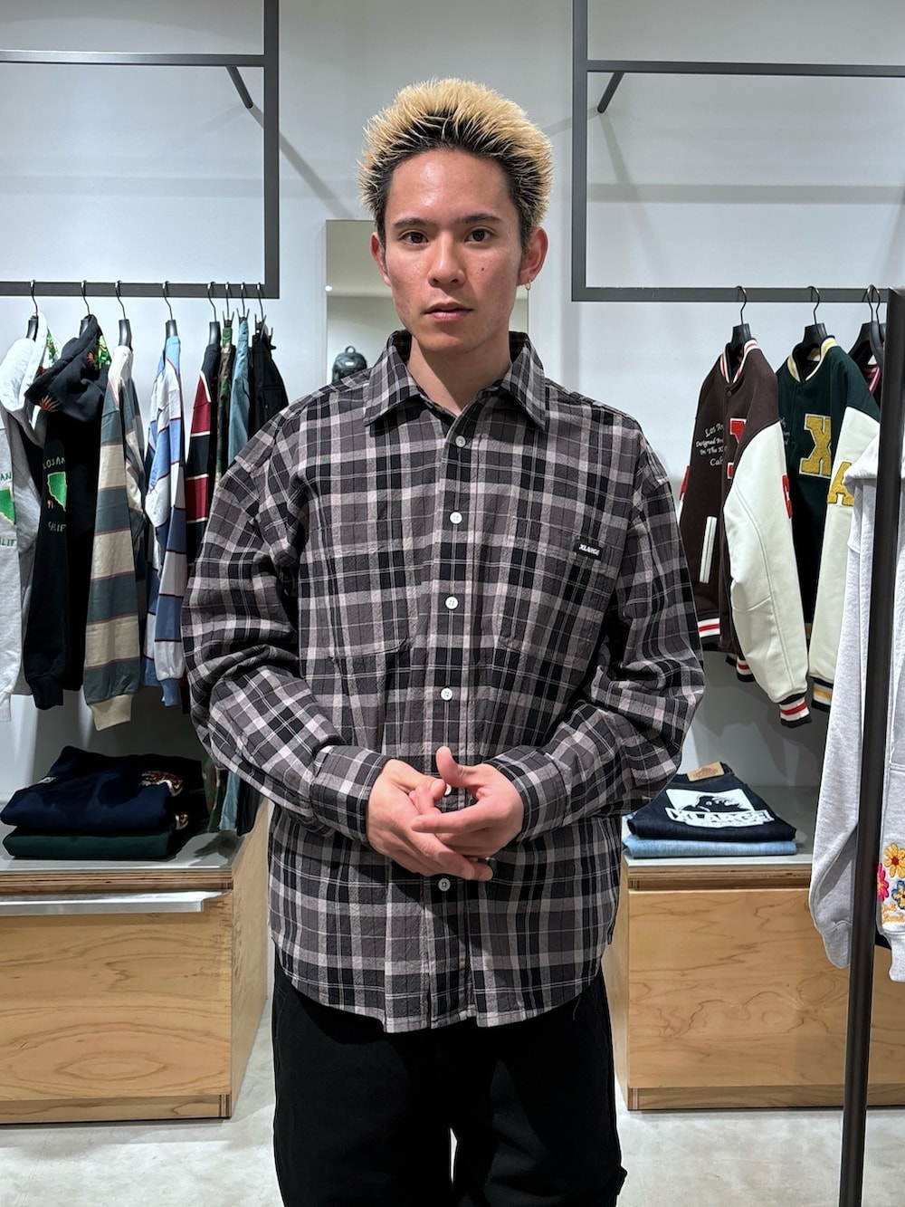 ブラック系のスタジャン、グレー系のシャツ/ブラウス、ブラック系のその他パンツを着用したメンズの冬コーディネートの7枚目の写真