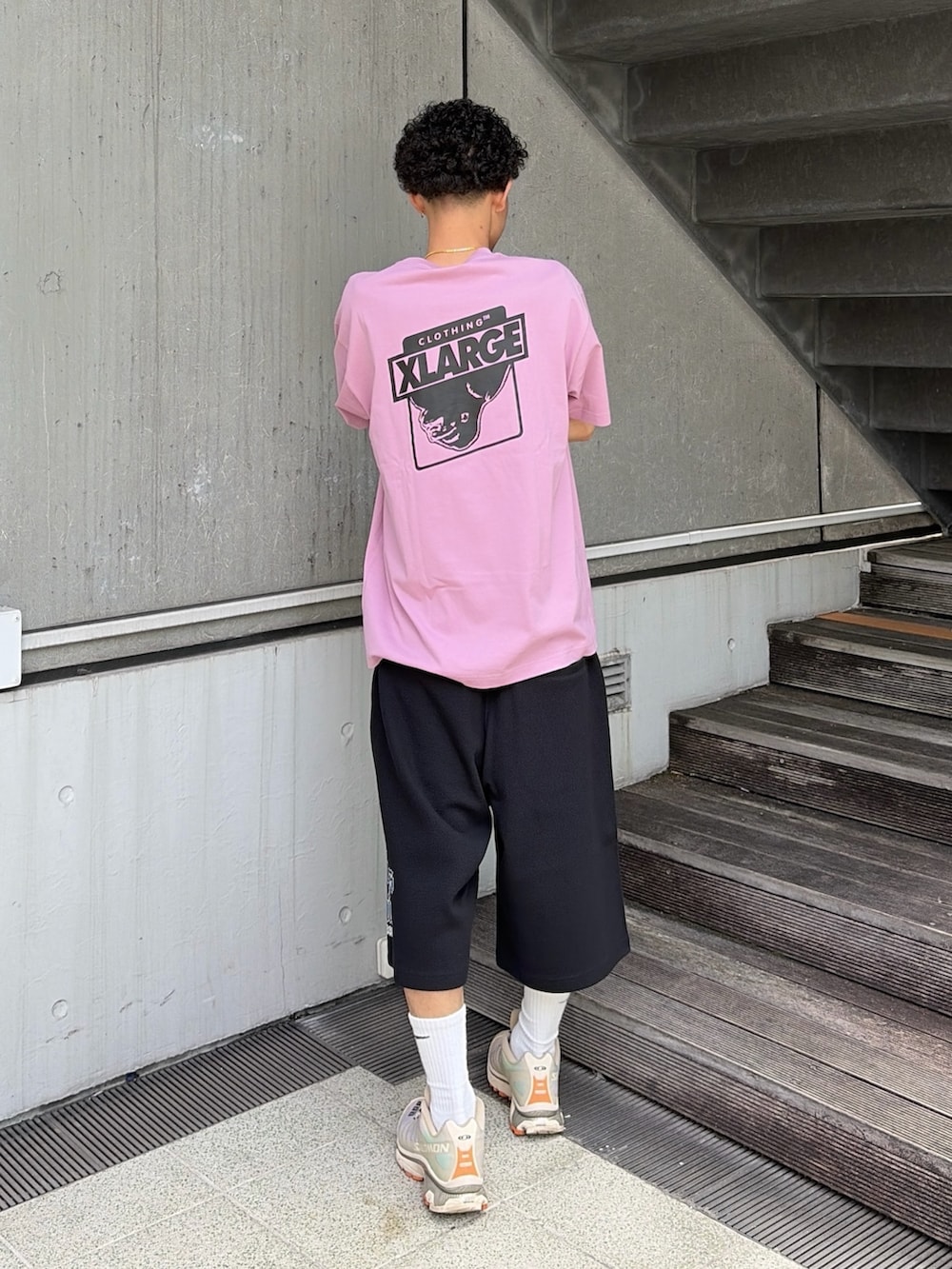 ピンク系のTシャツ/カットソー、その他のその他パンツを着用したメンズの夏コーディネートの4枚目の写真