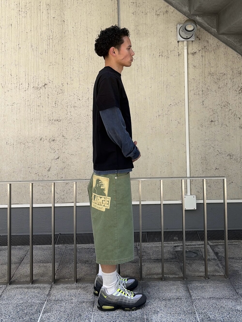 ブルー系のTシャツ/カットソー、グリーン系のデニムパンツ、ブラック系のTシャツ/カットソーを着用したメンズの春コーディネートの4枚目の写真