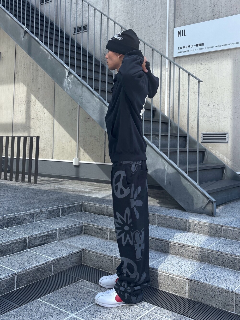 ブラック系のパーカー、ブラック系のスウェットパンツ、ブラック系のニットキャップ/ビーニーを着用したメンズの秋コーディネートの2枚目の写真