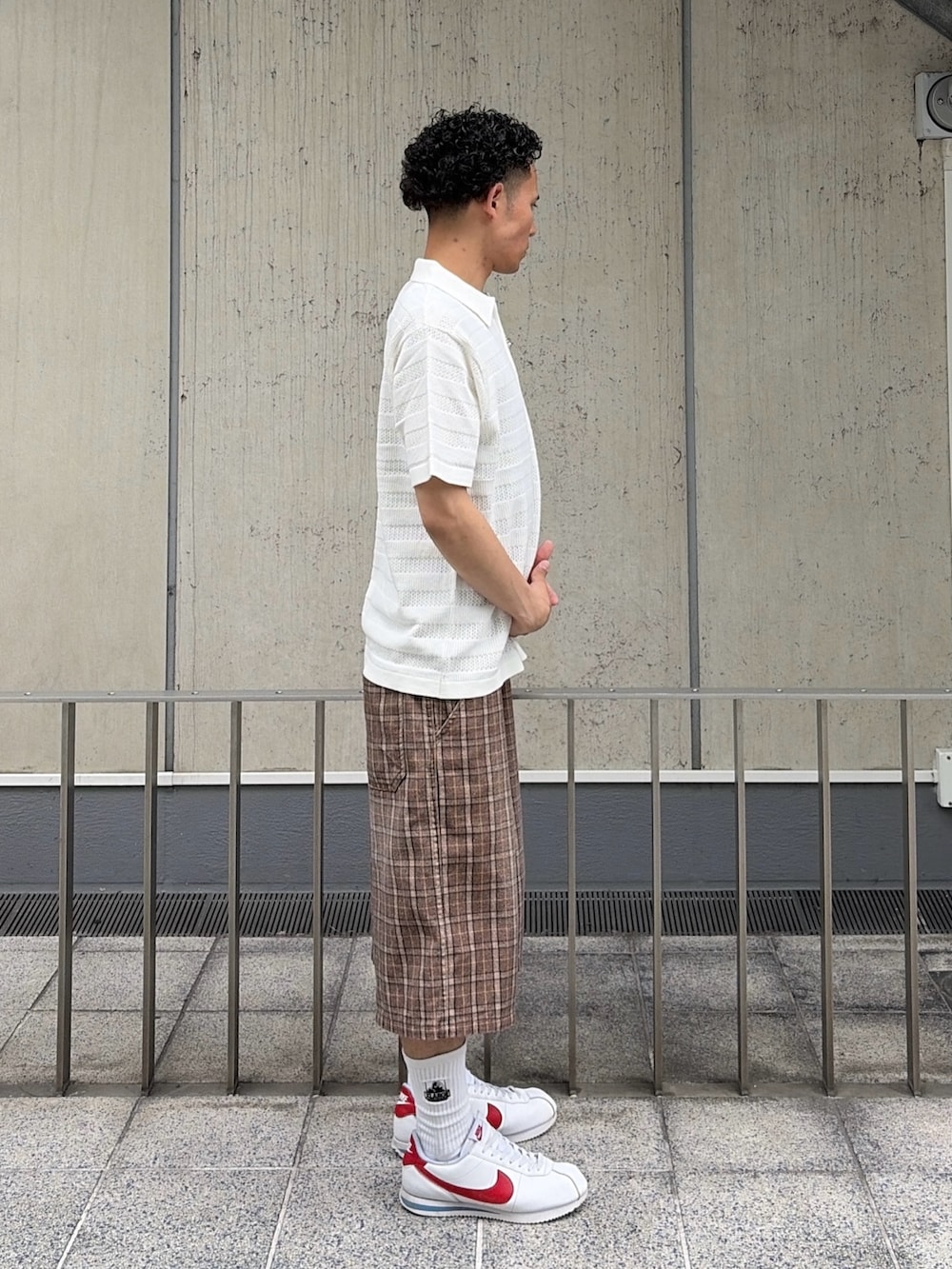 ホワイト系のポロシャツ、その他のその他パンツを着用したメンズの夏コーディネートの3枚目の写真