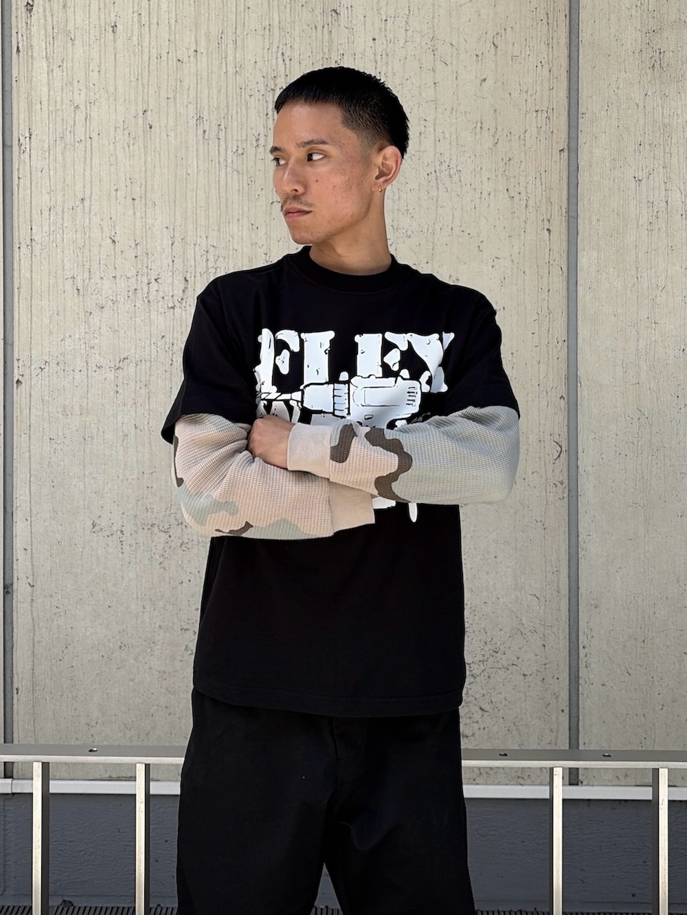 ブラック系のTシャツ/カットソー、その他のTシャツ/カットソー、ブラック系のその他パンツを着用したメンズの夏コーディネートの6枚目の写真