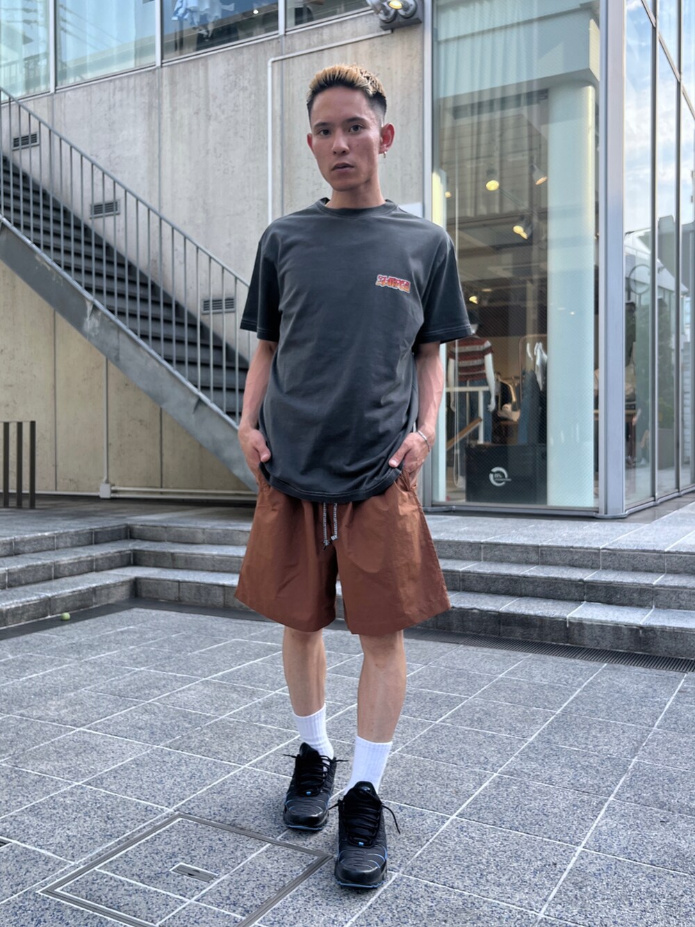 ブラック系のTシャツ/カットソー、ブラウン系のその他パンツを着用したメンズの夏コーディネートの4枚目の写真