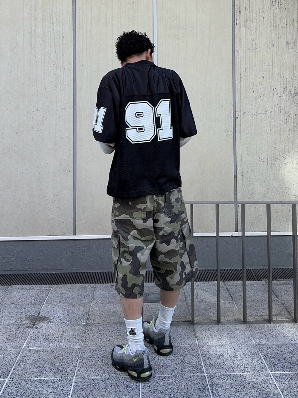 ホワイト系のTシャツ/カットソー、ブラック系のTシャツ/カットソー、その他のカーゴパンツを着用したメンズの春コーディネートの4枚目の写真