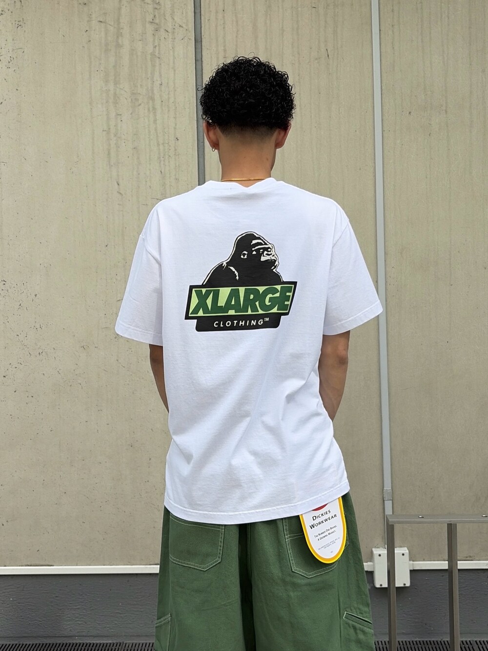 グリーン系のデニムパンツ、グレー系のTシャツ/カットソーを着用したメンズの春コーディネートの6枚目の写真