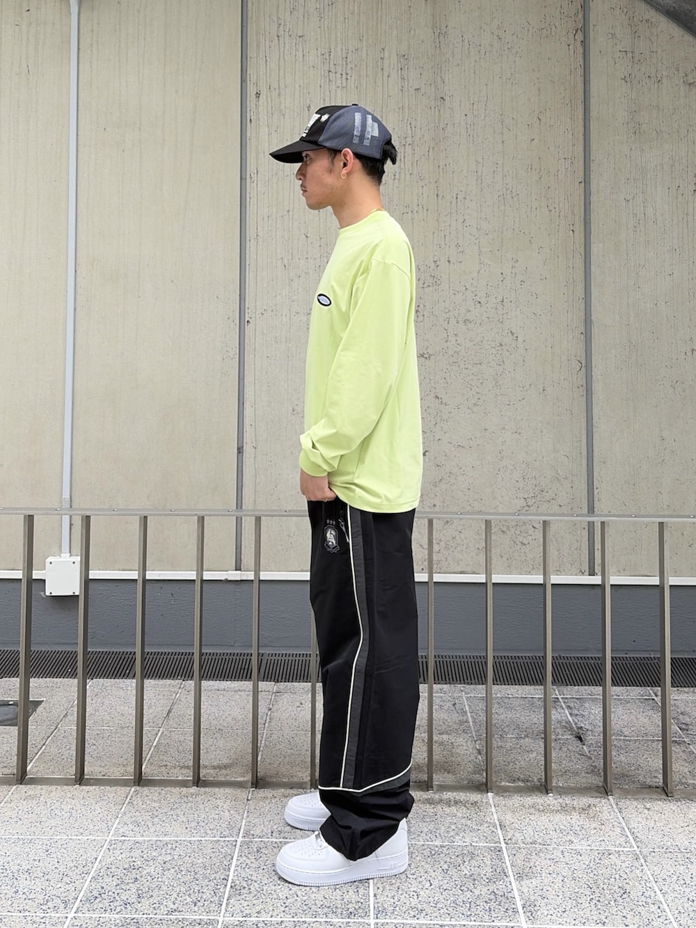 グリーン系のTシャツ/カットソー、ブラック系のその他パンツ、ブラック系のキャップを着用したメンズの春コーディネートの3枚目の写真