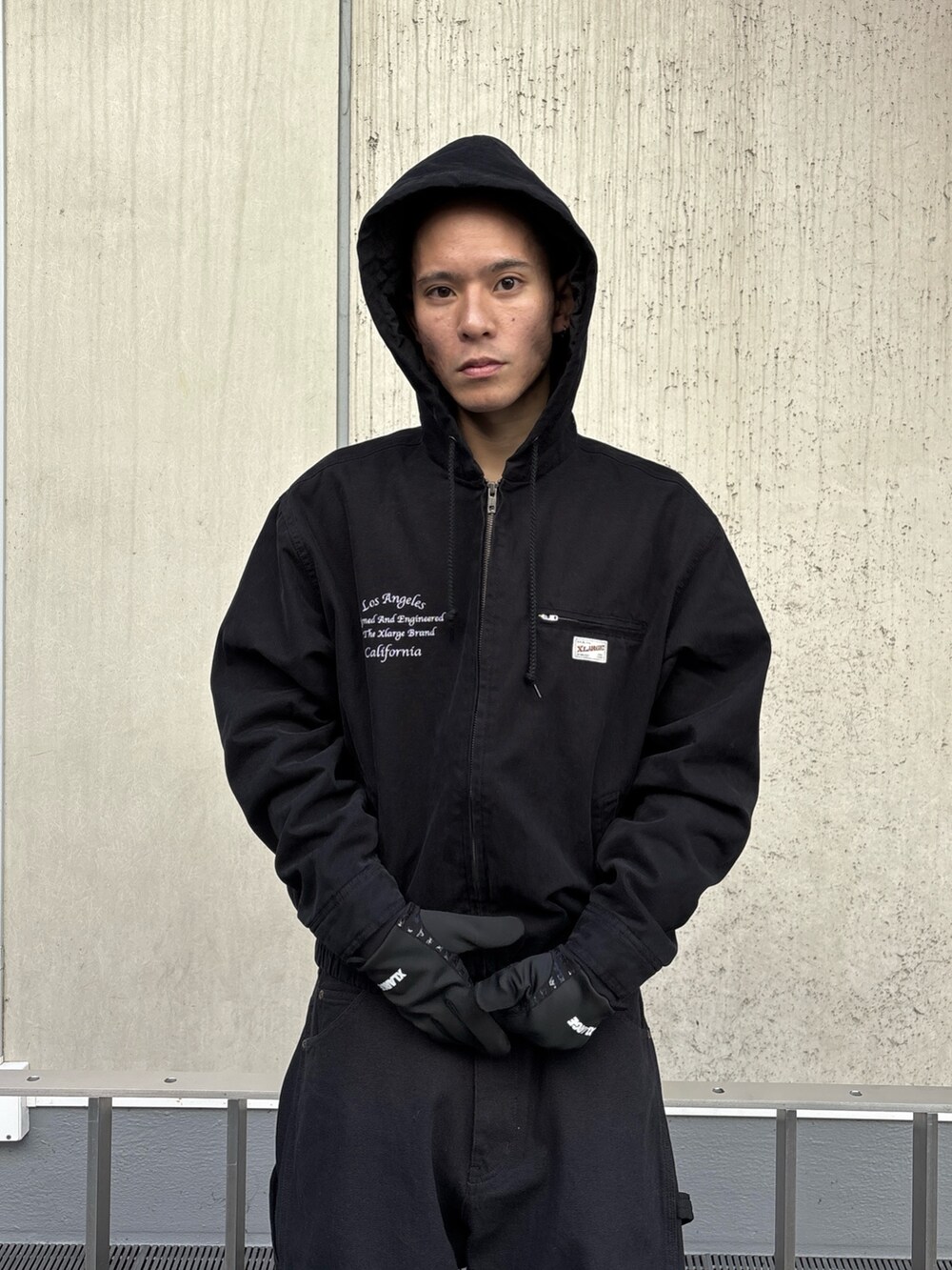 ブラック系のその他アウター、ブラック系のその他パンツ、ブラック系の手袋を着用したメンズの秋コーディネートの6枚目の写真