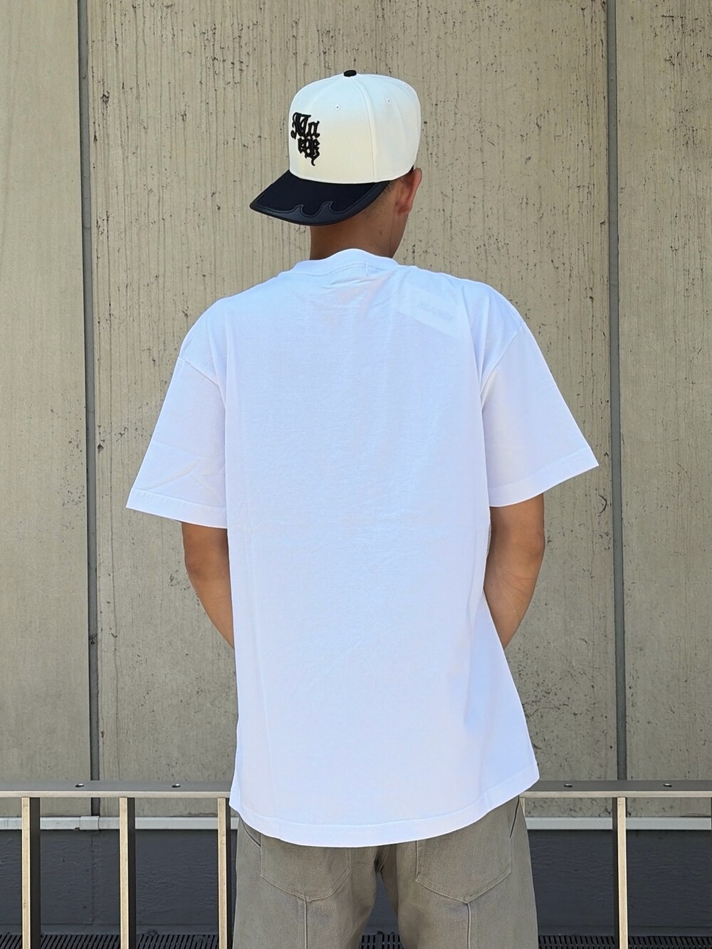 ホワイト系のTシャツ/カットソー、グレー系のその他パンツ、ホワイト系のキャップを着用したメンズの夏コーディネートの8枚目の写真