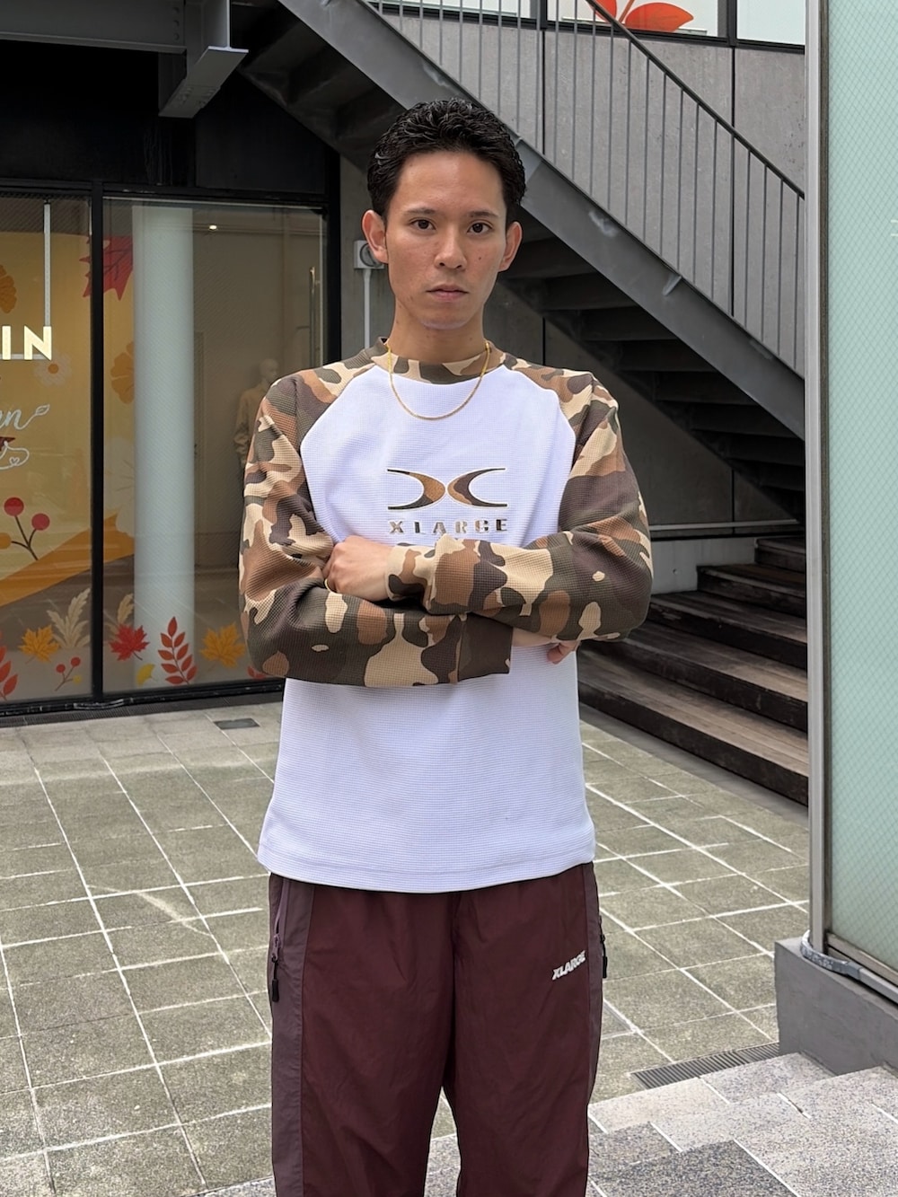 ホワイト系のTシャツ/カットソー、ブラック系のシャツ/ブラウス、レッド系のその他パンツを着用したメンズの秋コーディネートの10枚目の写真