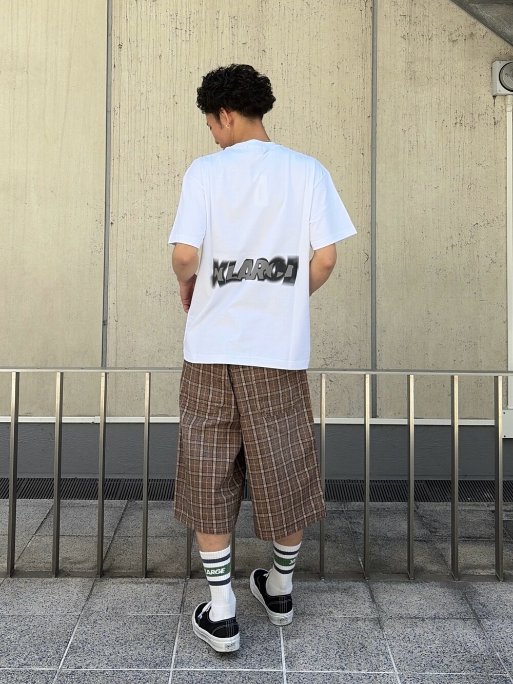 ブラック系のTシャツ/カットソー、その他のその他パンツを着用したメンズの春コーディネートの4枚目の写真