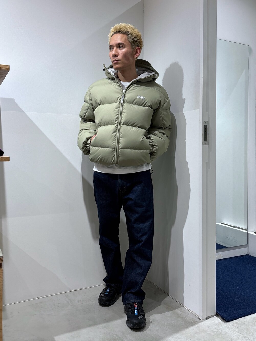 その他のダウンジャケット/コート、ブラック系のその他パンツを着用したメンズの冬コーディネートの2枚目の写真