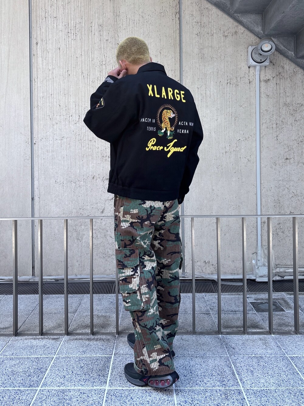 ブラック系のブルゾン、その他のカーゴパンツを着用したメンズの春コーディネートの4枚目の写真