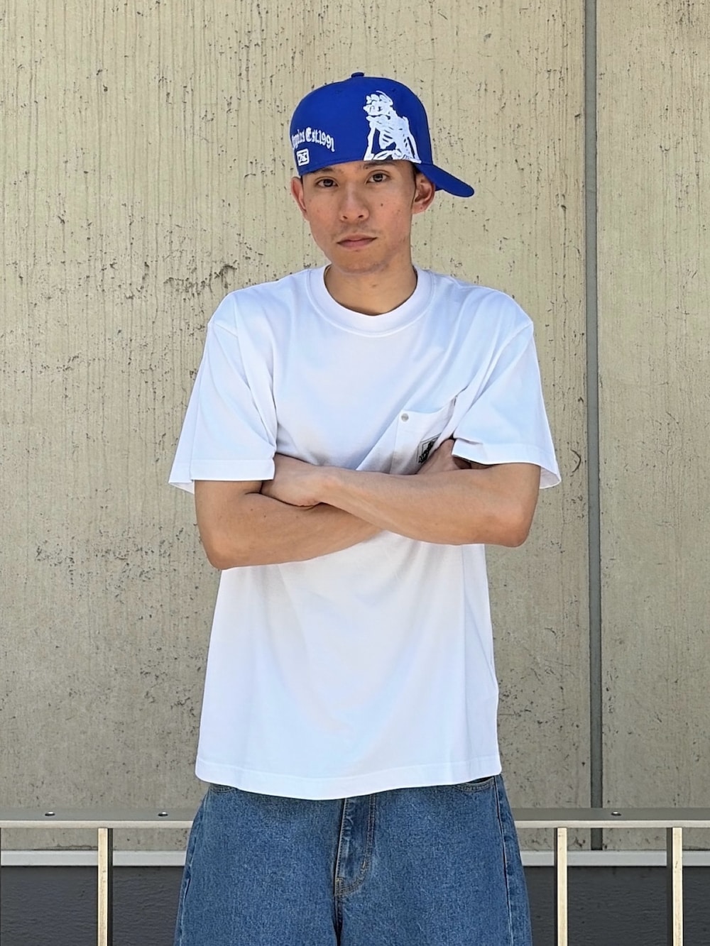 ブラック系のTシャツ/カットソー、その他のその他パンツ、ブルー系のキャップを着用したメンズの夏コーディネートの6枚目の写真