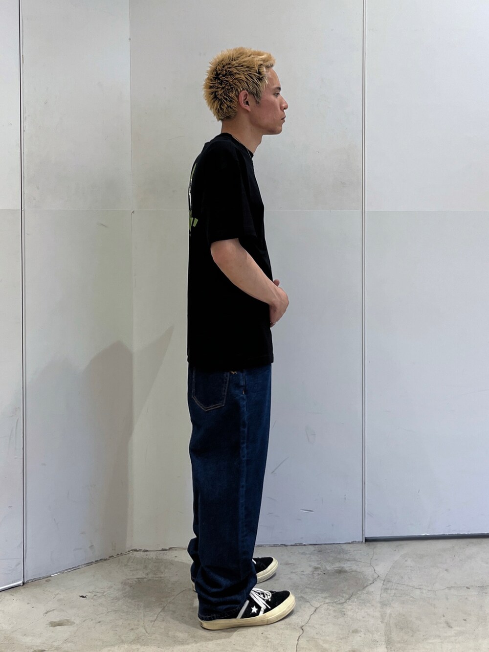 ブルー系のデニムパンツ、ブラック系のTシャツ/カットソーを着用したメンズの夏コーディネートの5枚目の写真