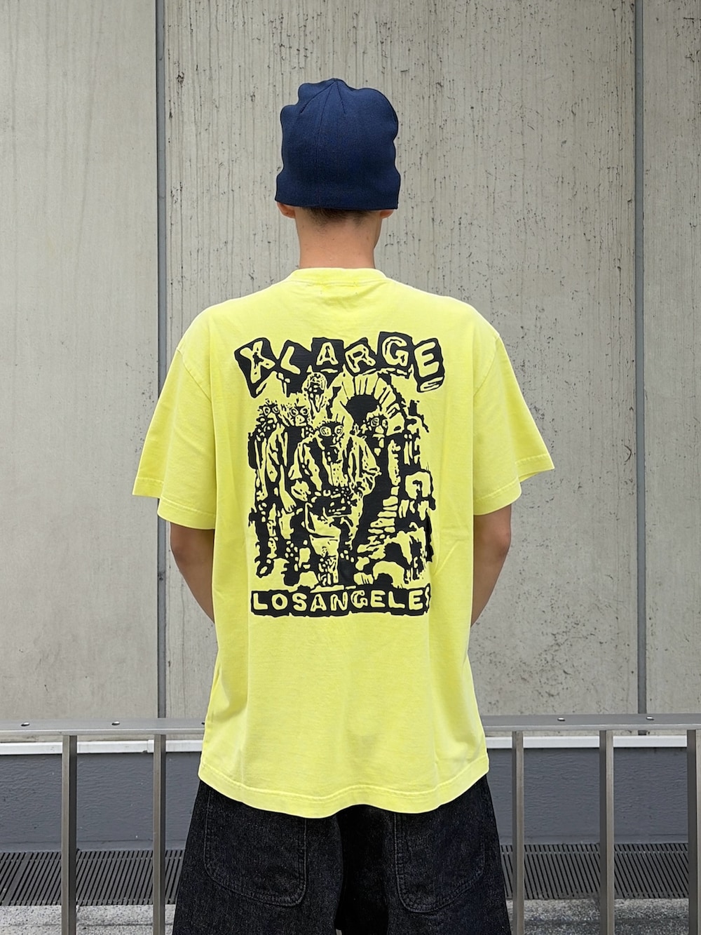 ブラック系のデニムジャケット、ブラック系のその他パンツ、イエロー系のTシャツ/カットソーを着用したメンズの夏コーディネートの9枚目の写真