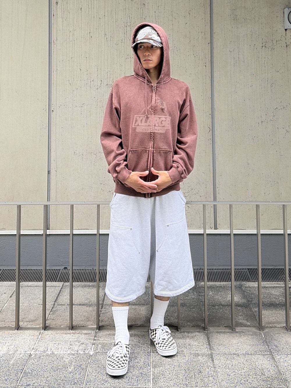 ブラック系のパーカー、グレー系のスウェットパンツ、その他のキャップを着用したメンズの夏コーディネートの2枚目の写真