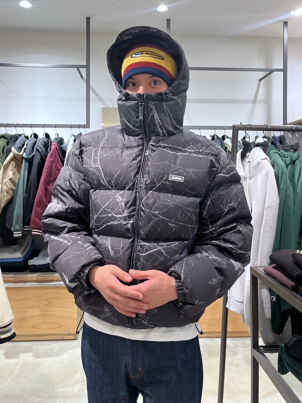 「XLARGEのOG DENIM PANTS（デニムパンツ、ブルー系）」を使った、香村大貴さん（メンズ・167cm）の冬コーディネートの5枚目の写真