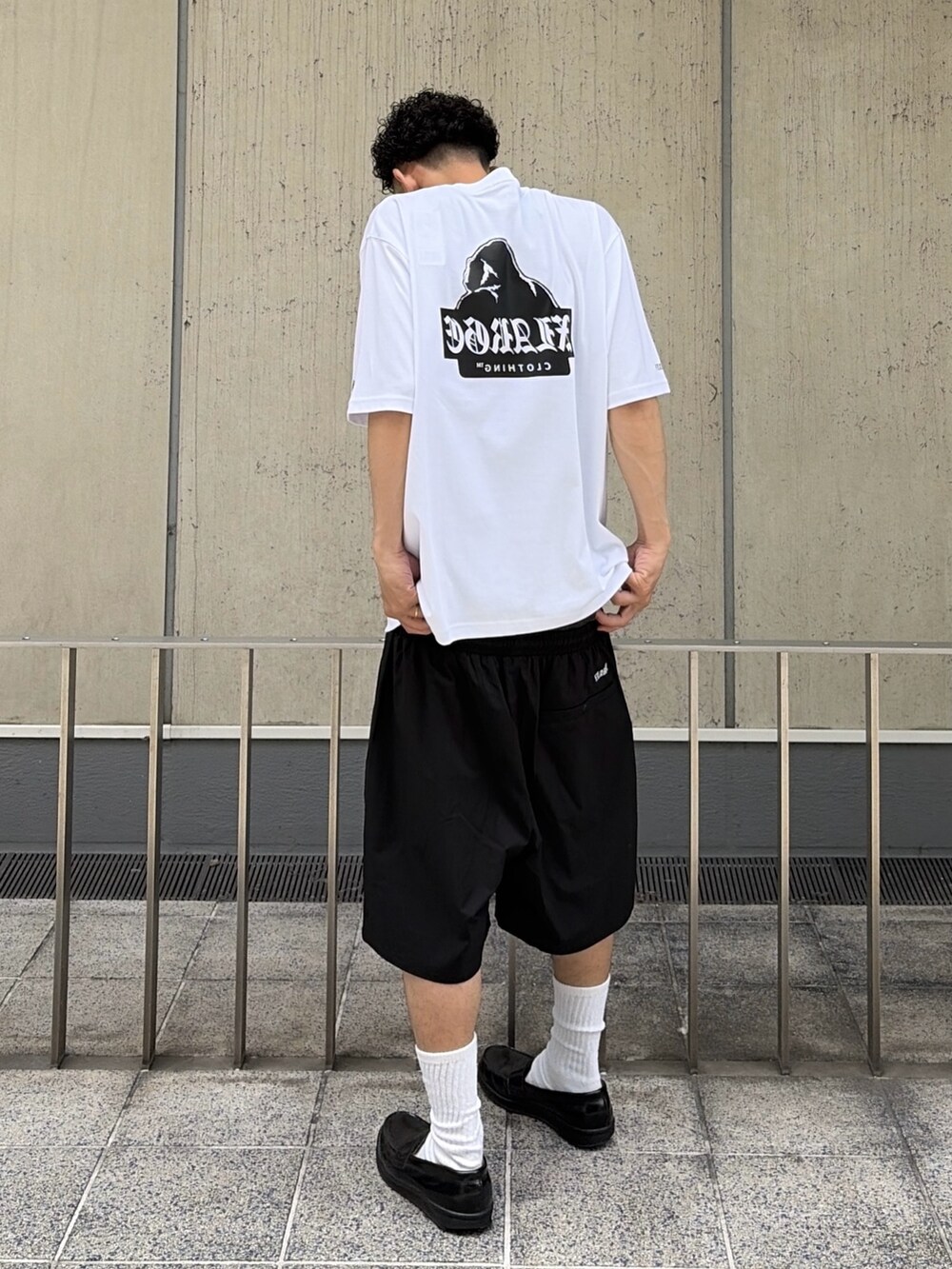 ブラック系のTシャツ/カットソー、ブラック系のその他パンツを着用したメンズの夏コーディネートの5枚目の写真