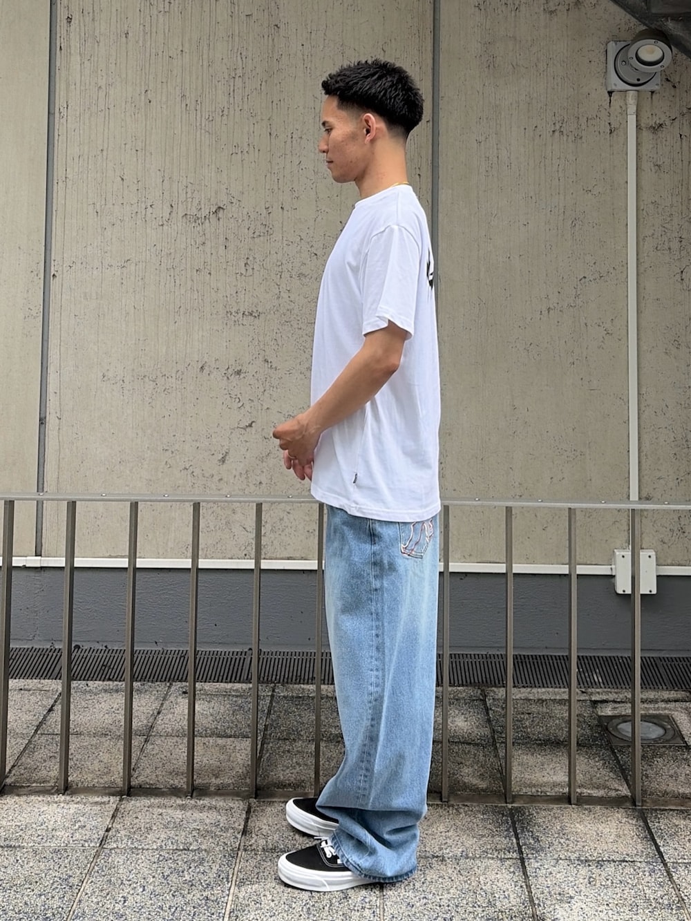 ホワイト系のTシャツ/カットソー、ブルー系のデニムパンツを着用したメンズの夏コーディネートの2枚目の写真
