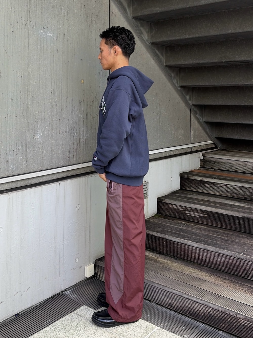 グレー系のパーカー、レッド系のその他パンツを着用したメンズの秋コーディネートの2枚目の写真