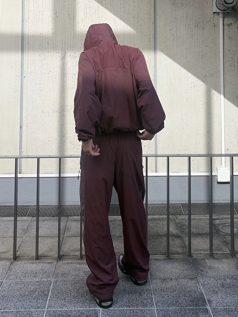 レッド系のナイロンジャケット、レッド系のその他パンツ、その他のニットキャップ/ビーニーを着用したメンズの秋コーディネートの6枚目の写真