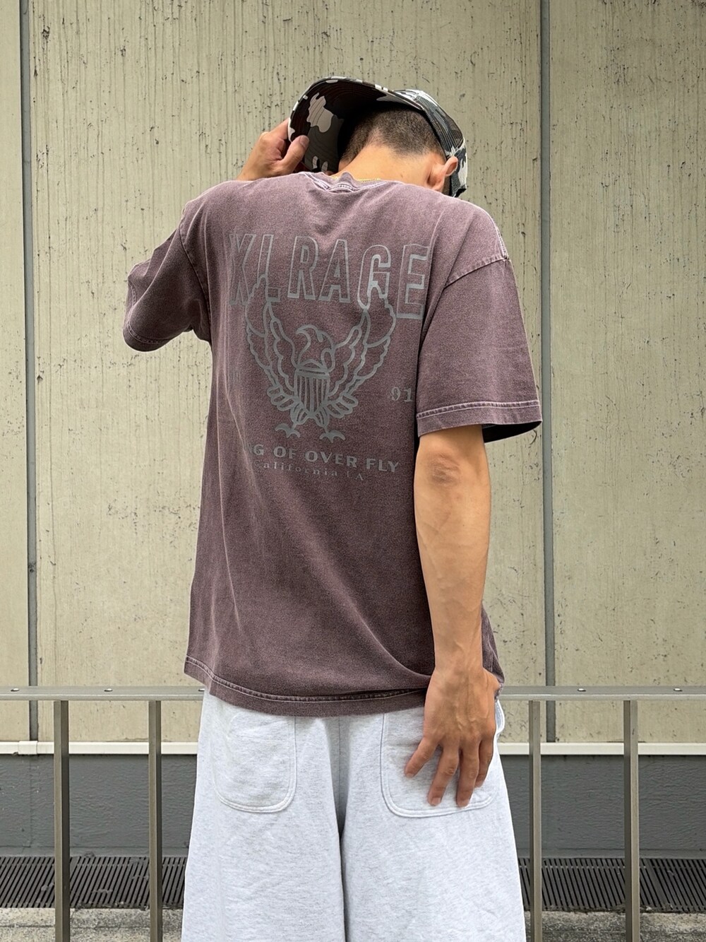ブラウン系のTシャツ/カットソー、グレー系のスウェットパンツ、その他のキャップを着用したメンズの夏コーディネートの9枚目の写真