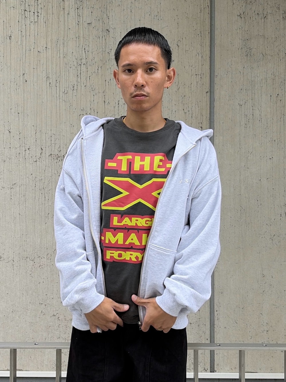 ブラック系のその他パンツ、グレー系のTシャツ/カットソーを着用したメンズの夏コーディネートの7枚目の写真