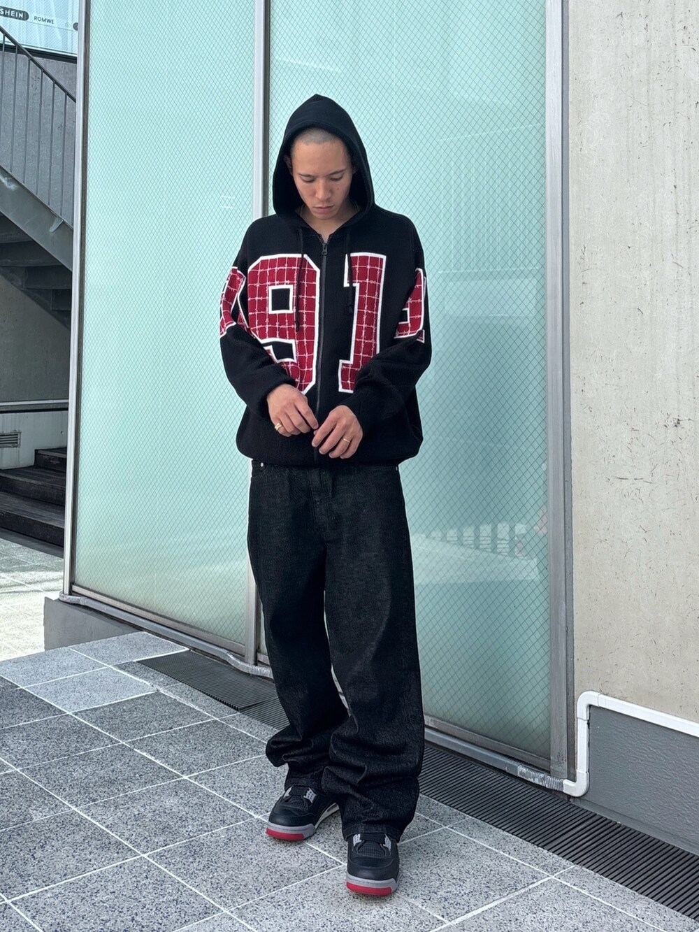 ブラック系のニット/セーター、ブラック系のデニムパンツ、ブラック系のその他アウターを着用したメンズの秋コーディネートの9枚目の写真