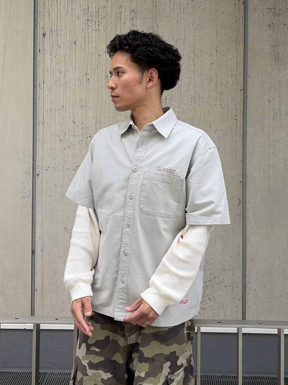 その他のカーゴパンツ、グレー系のシャツ/ブラウス、ホワイト系のTシャツ/カットソーを着用したメンズの春コーディネートの6枚目の写真