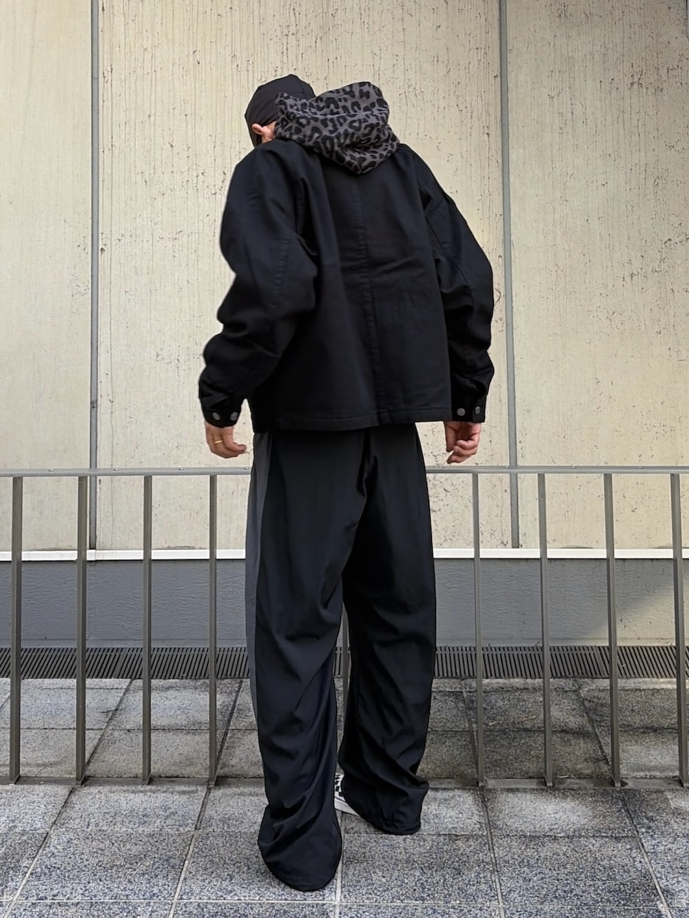 ホワイト系のパーカー、ブラック系のブルゾン、レッド系のその他パンツを着用したメンズの秋コーディネートの4枚目の写真