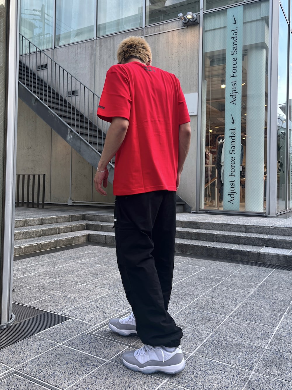 レッド系のTシャツ/カットソー、ブラック系のその他パンツを着用したメンズの夏コーディネートの4枚目の写真