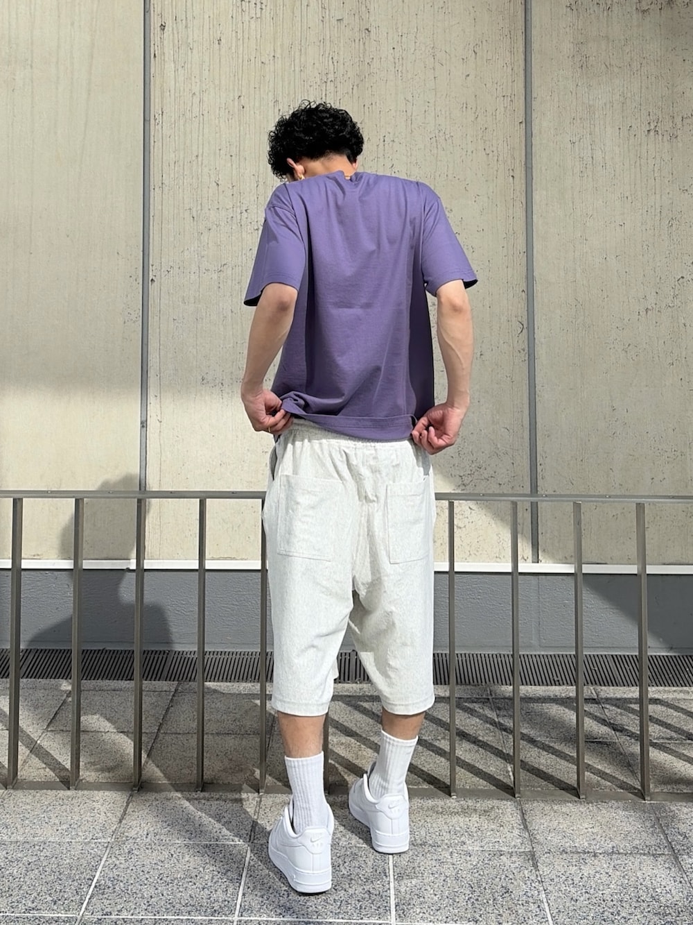 ブラック系のTシャツ/カットソー、ブラック系のスウェットパンツを着用したメンズの春コーディネートの4枚目の写真