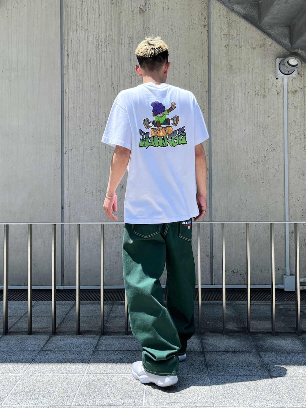 ブラック系のTシャツ/カットソー、ブラック系のその他パンツを着用したメンズの夏コーディネートの4枚目の写真