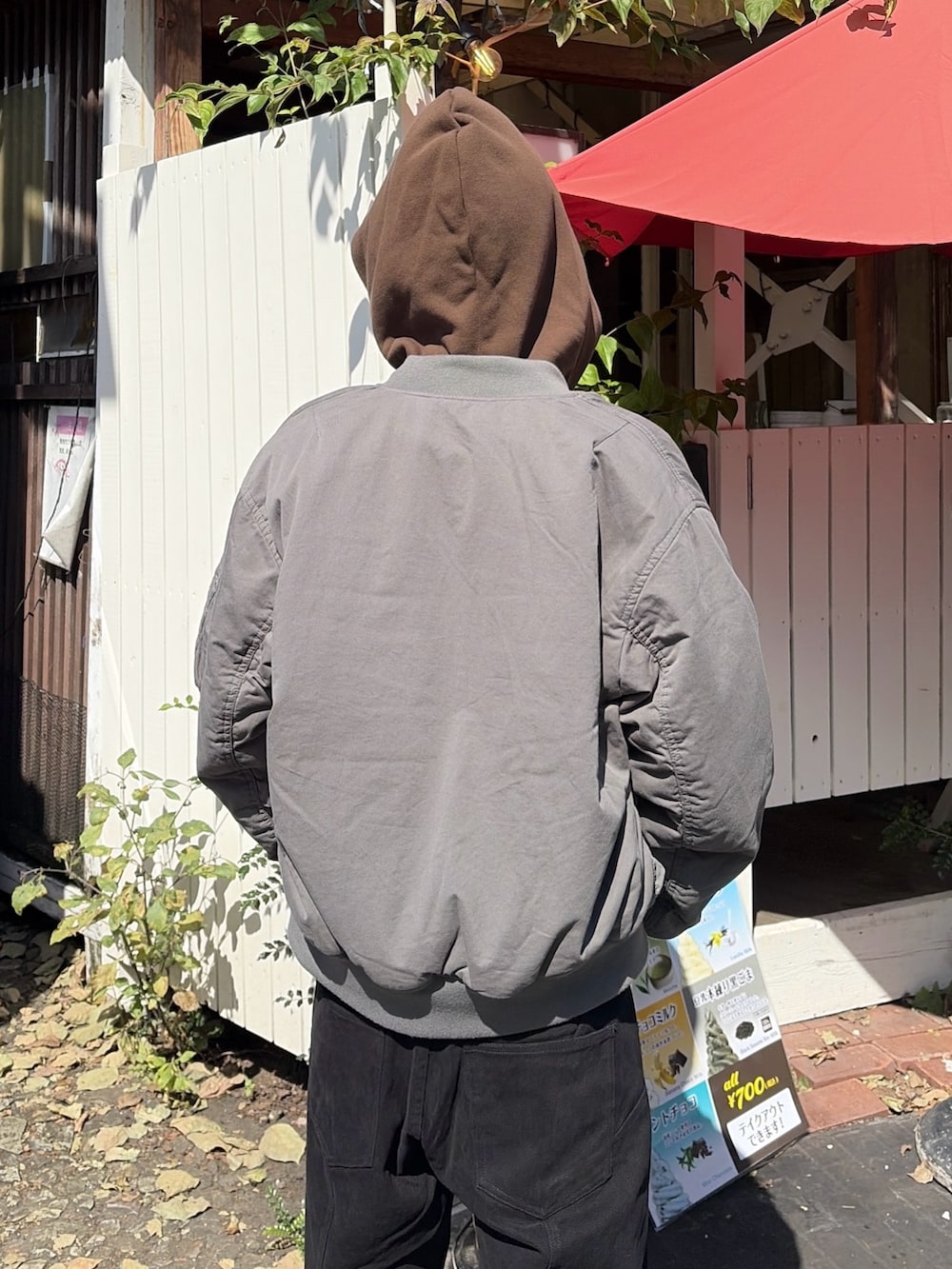 ブラウン系のパーカー、その他のブルゾン、ブラック系のその他パンツを着用したメンズの秋コーディネートの7枚目の写真