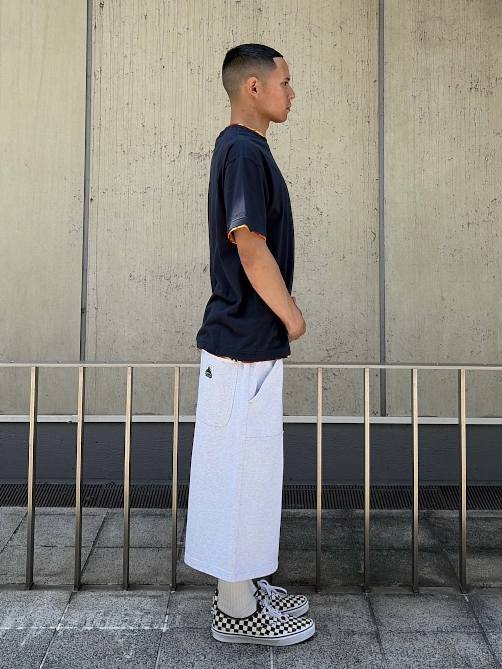 ブルー系のTシャツ/カットソー、グレー系のスウェットパンツを着用したメンズの夏コーディネートの3枚目の写真