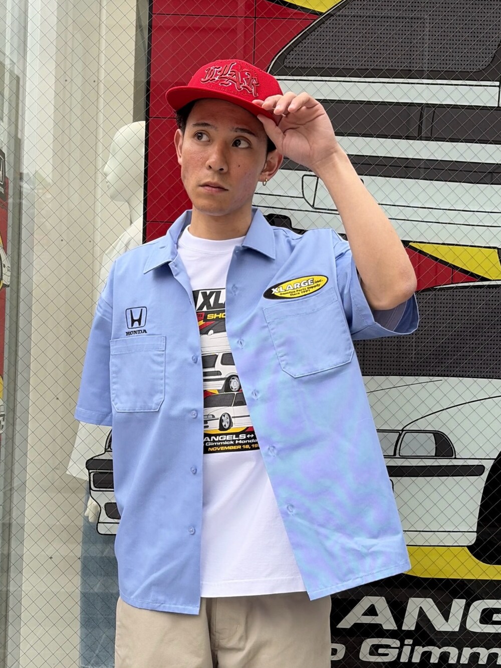 ブルー系のシャツ/ブラウス、ホワイト系のTシャツ/カットソー、グリーン系のその他パンツを着用したメンズの春コーディネートの5枚目の写真