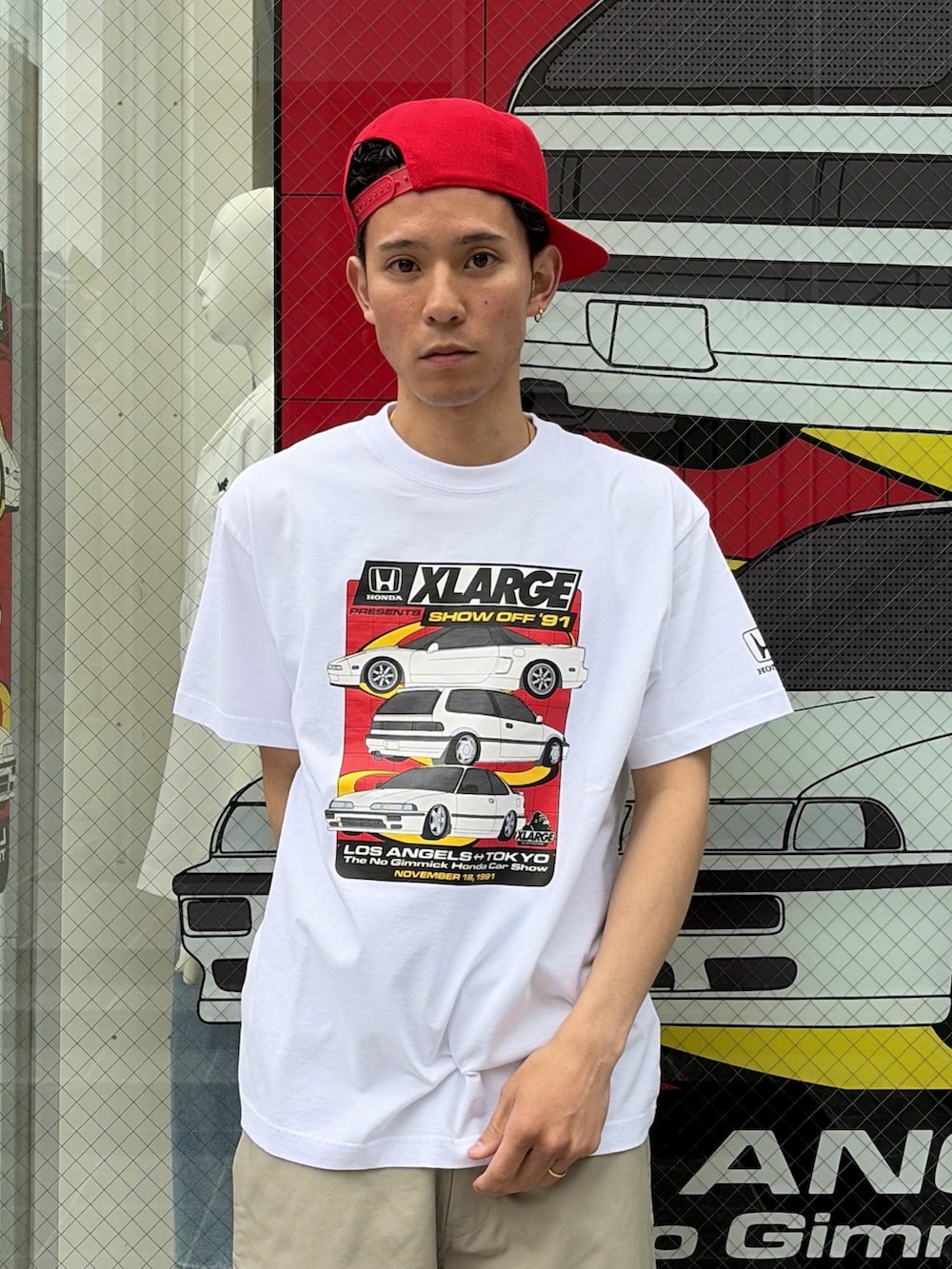 ブルー系のシャツ/ブラウス、ホワイト系のTシャツ/カットソー、グリーン系のその他パンツを着用したメンズの春コーディネートの7枚目の写真