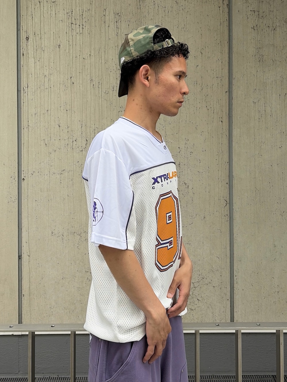 ホワイト系のTシャツ/カットソー、グレー系のスウェットパンツ、その他のキャップを着用したメンズの夏コーディネートの6枚目の写真