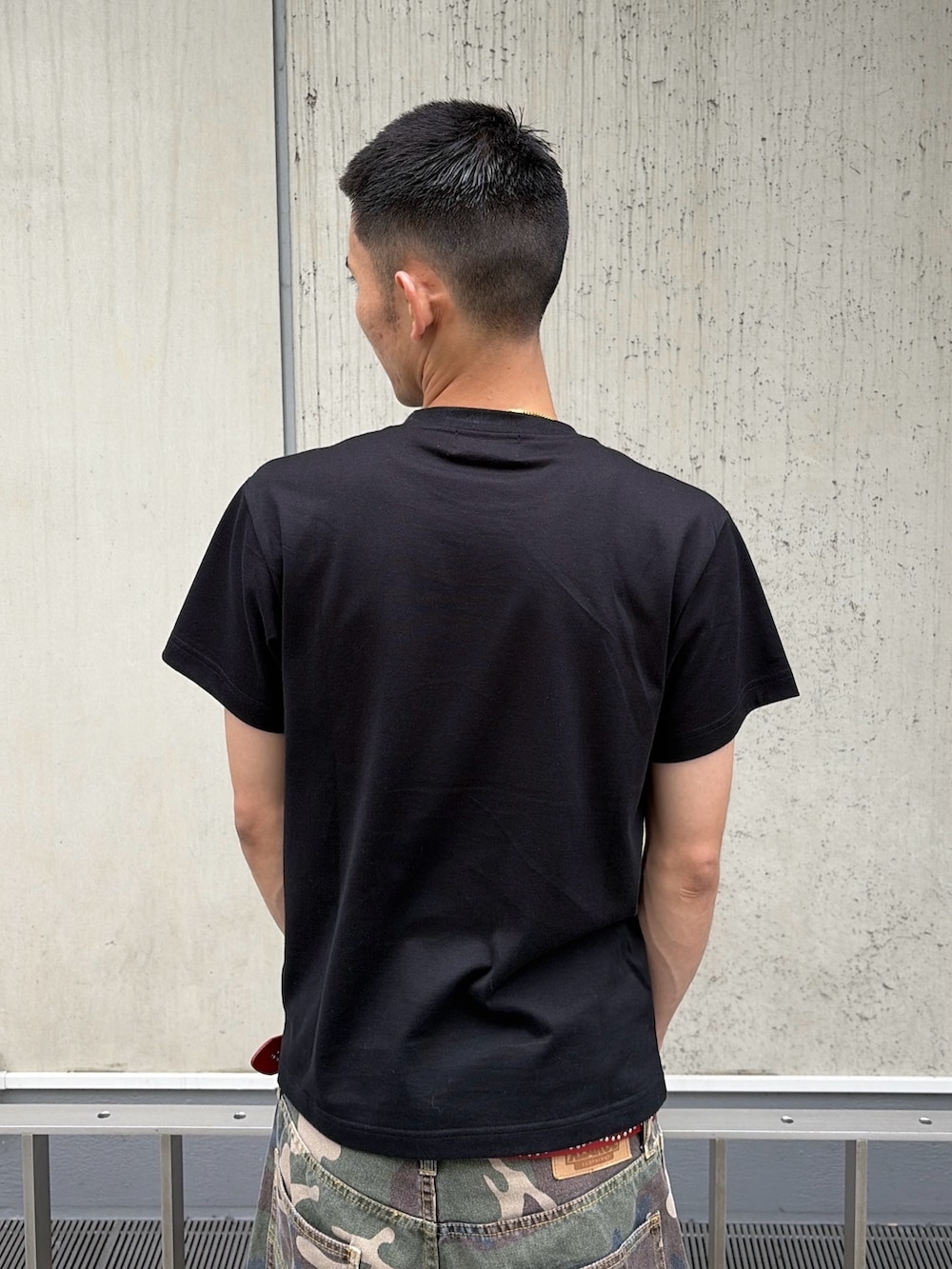 ピンク系のTシャツ/カットソー、その他のその他パンツを着用したメンズの夏コーディネートの6枚目の写真