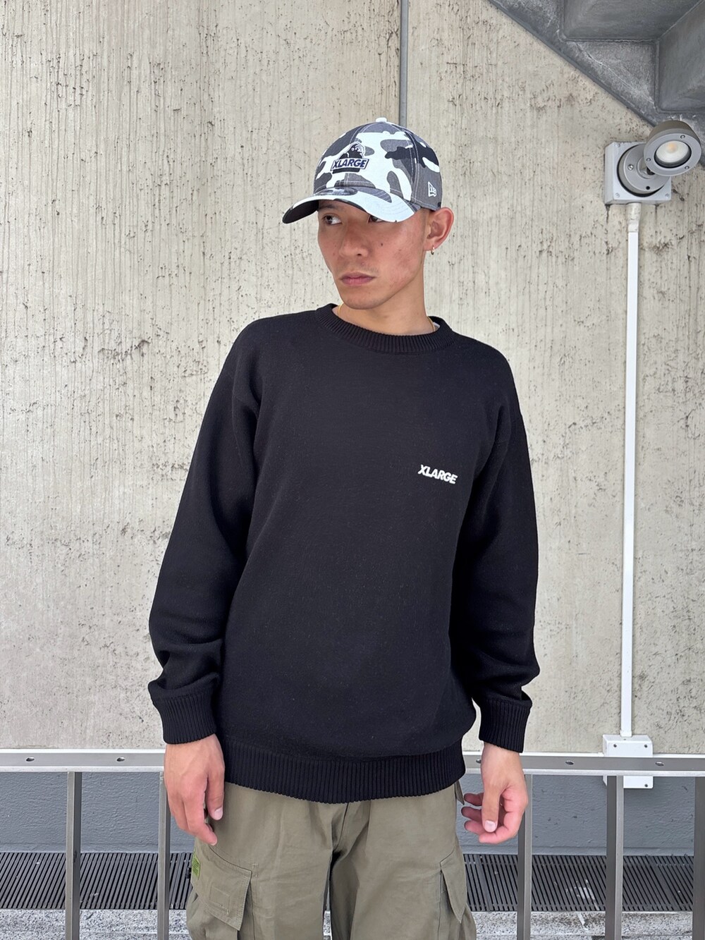 ブラック系のニット/セーター、グリーン系のカーゴパンツ、その他のキャップを着用したメンズの秋コーディネートの8枚目の写真