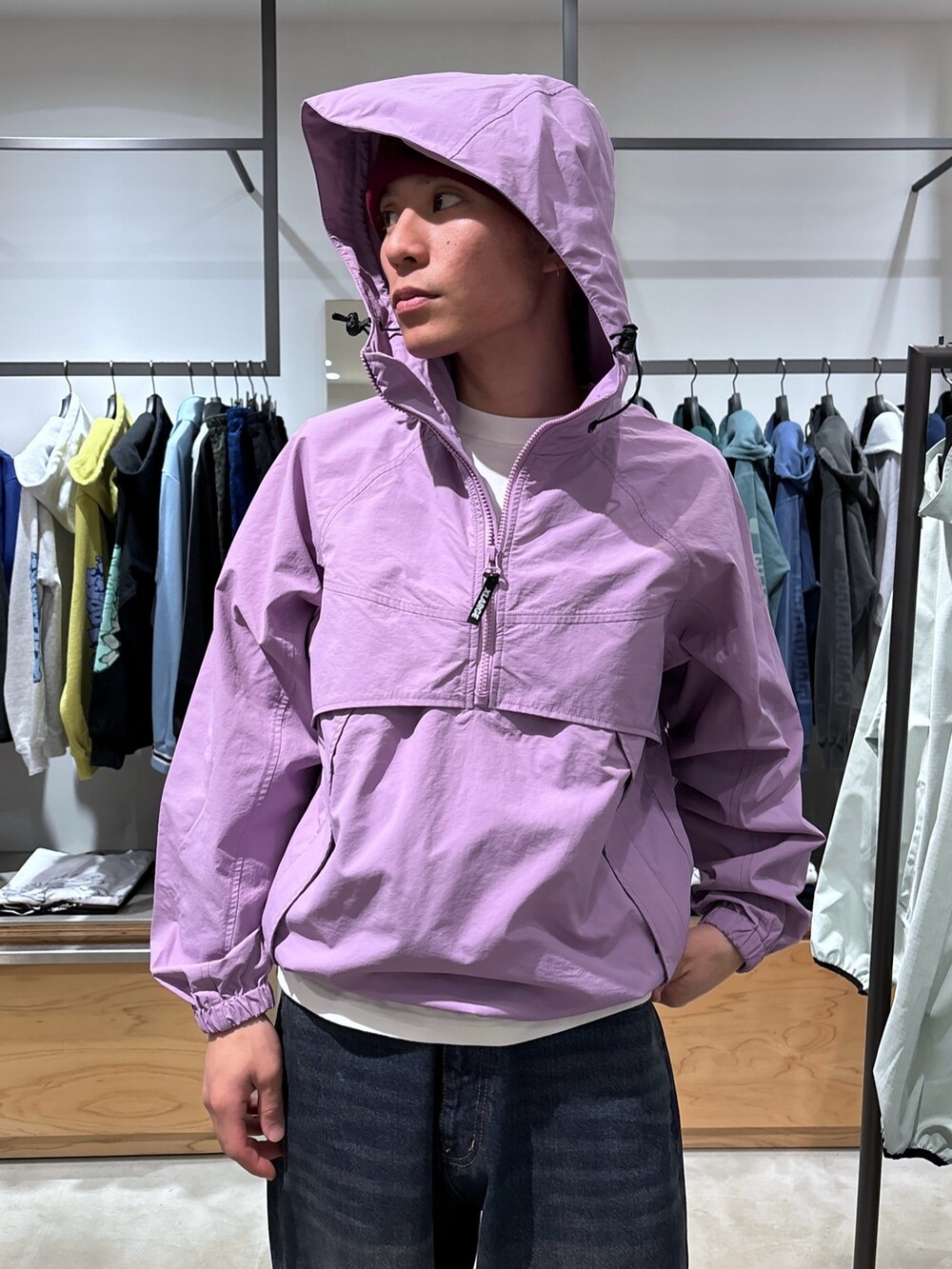 パープル系のブルゾン、ブルー系のデニムパンツ、ブルー系のニットキャップ/ビーニーを着用したメンズの春コーディネートの8枚目の写真