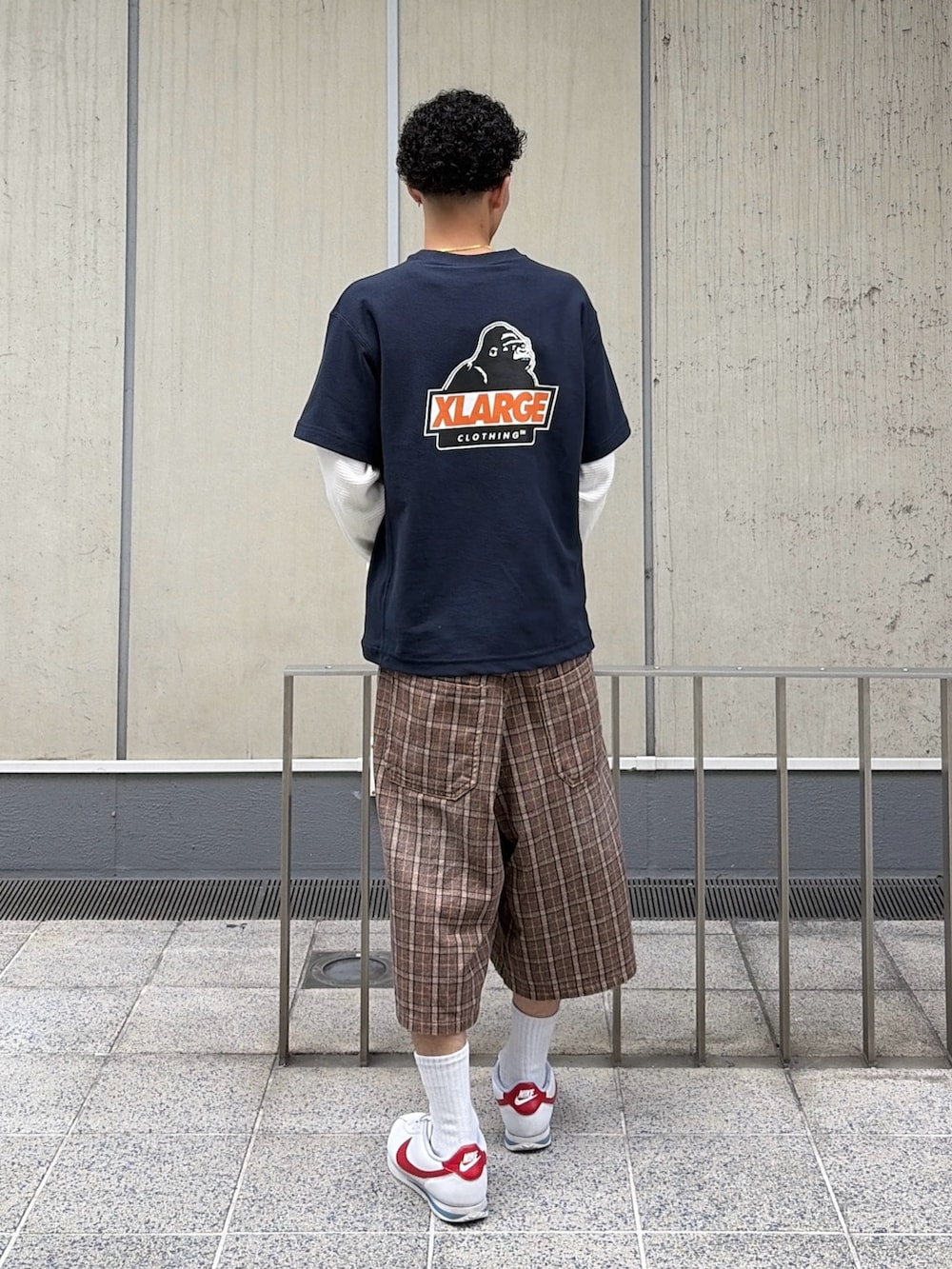 ブラック系のTシャツ/カットソー、その他のその他パンツ、ホワイト系のTシャツ/カットソーを着用したメンズの春コーディネートの4枚目の写真