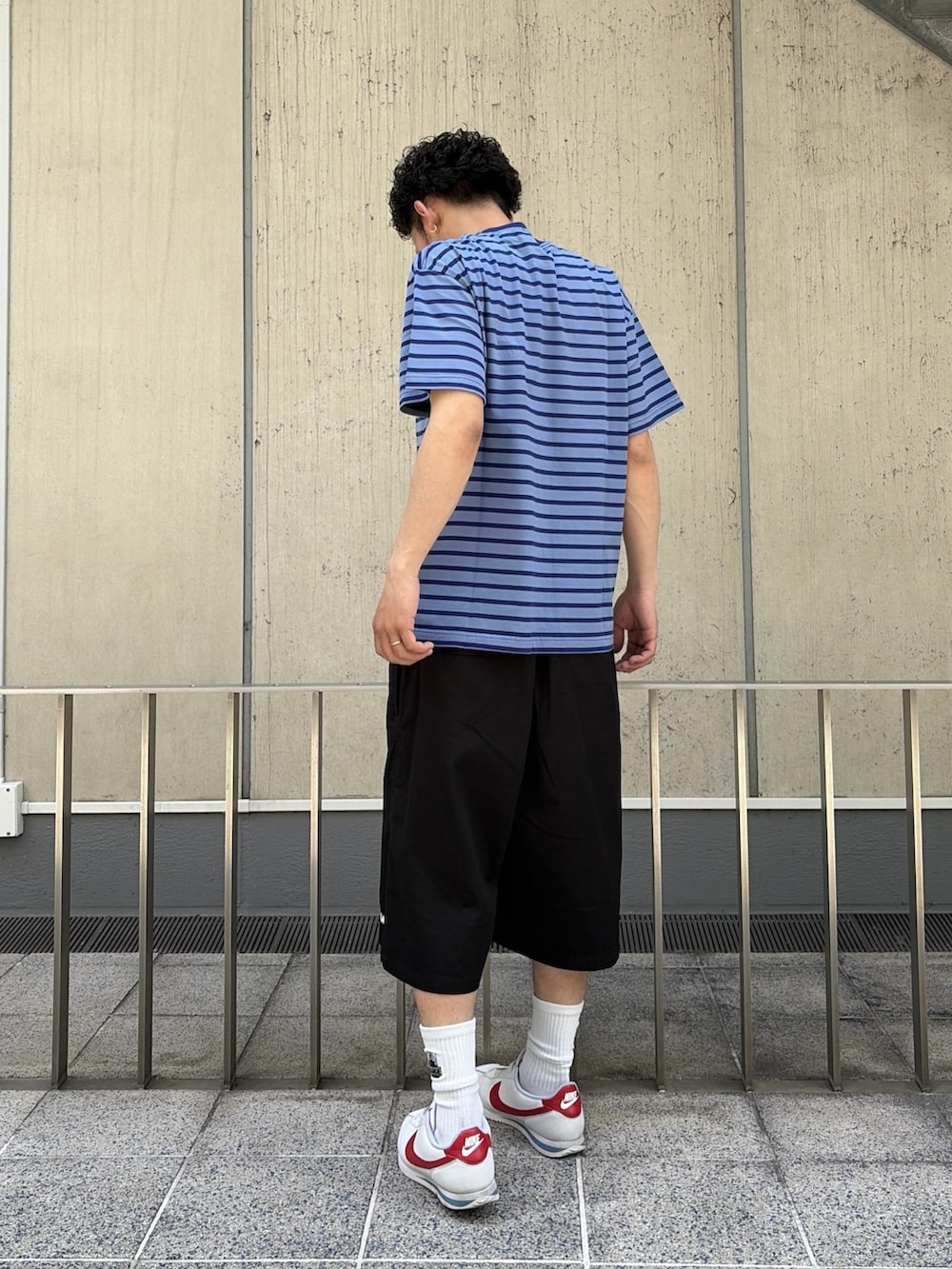 ブルー系のTシャツ/カットソー、ブラック系のその他パンツを着用したメンズの春コーディネートの4枚目の写真