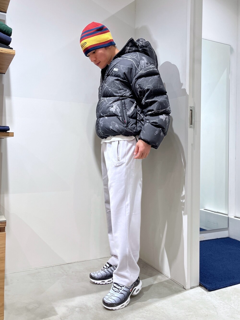 その他のダウンジャケット/コート、グレー系のその他パンツ、ブラック系のニットキャップ/ビーニーを着用したメンズの冬コーディネートの2枚目の写真